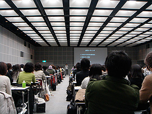 写真：CSS Nite in Osaka 2007 春の陣の様子、長谷川恭久さんの講演