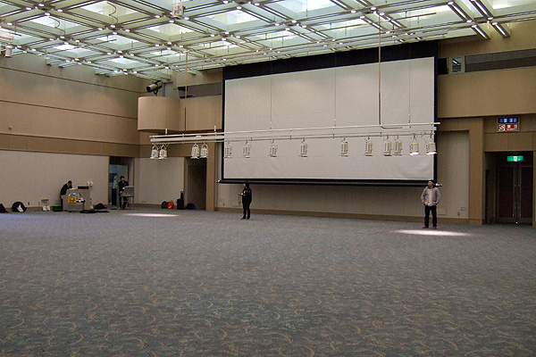 写真：スタート時の名古屋国際会議場、白鳥ホール