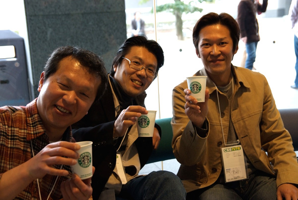写真：コーヒーポットサービスに喜ぶ参加者の方々